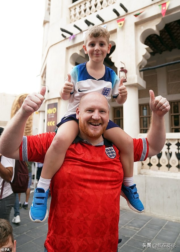 法国大战英格兰球迷,英格兰和法国球迷为主队加油助威