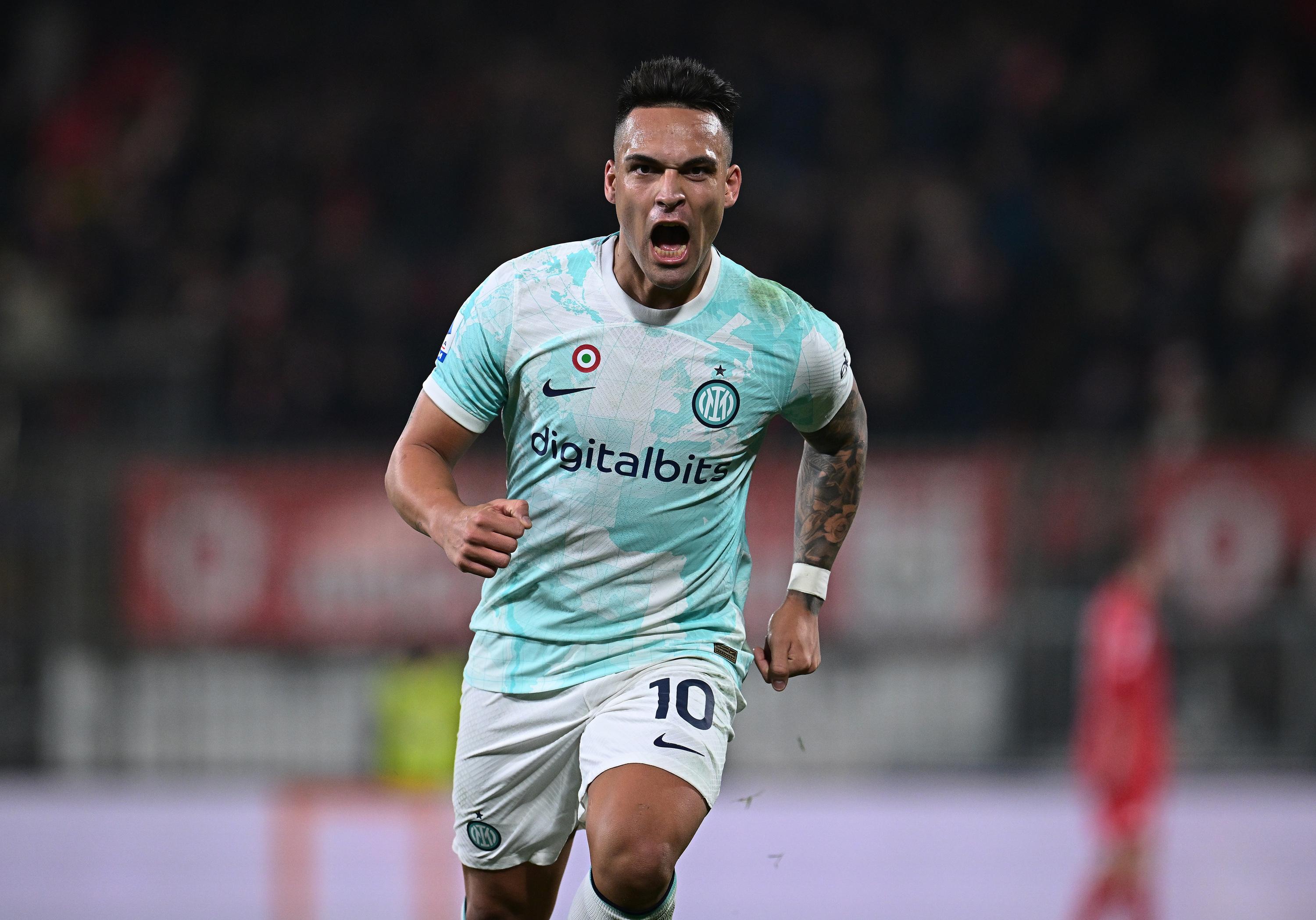 劳塔罗又能金球又能后防,劳塔罗能进现役中锋前十吗