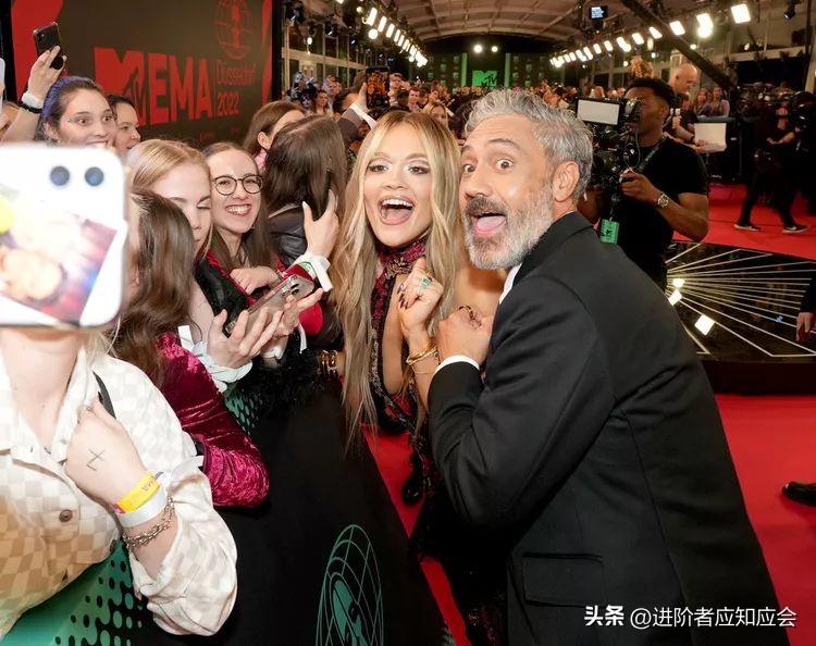 欧美明星时尚街拍2019年7月30日,欧美老年时尚博主穿羽绒服街拍