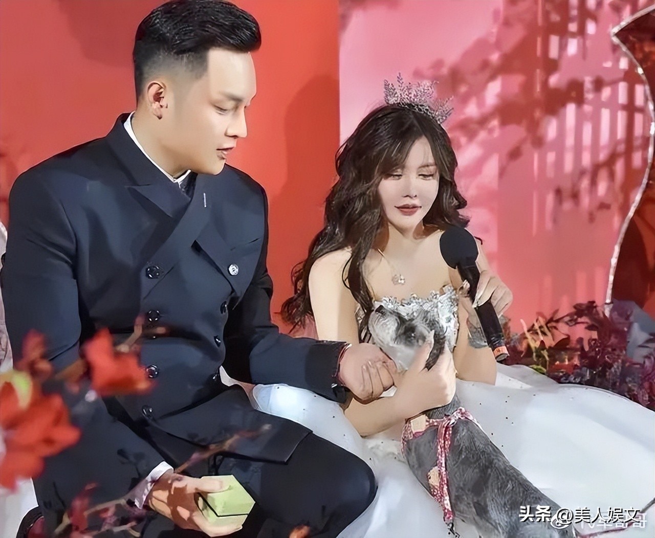 24岁韩安冉回应四婚,韩安冉三次结婚现场对比