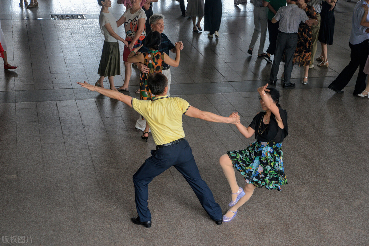 60岁大妈与男友相恋十年未果,60岁大妈与男友相恋