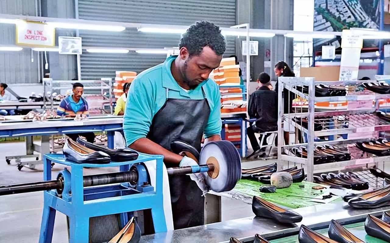 靠卖球鞋发家,靠卖鞋年入百万