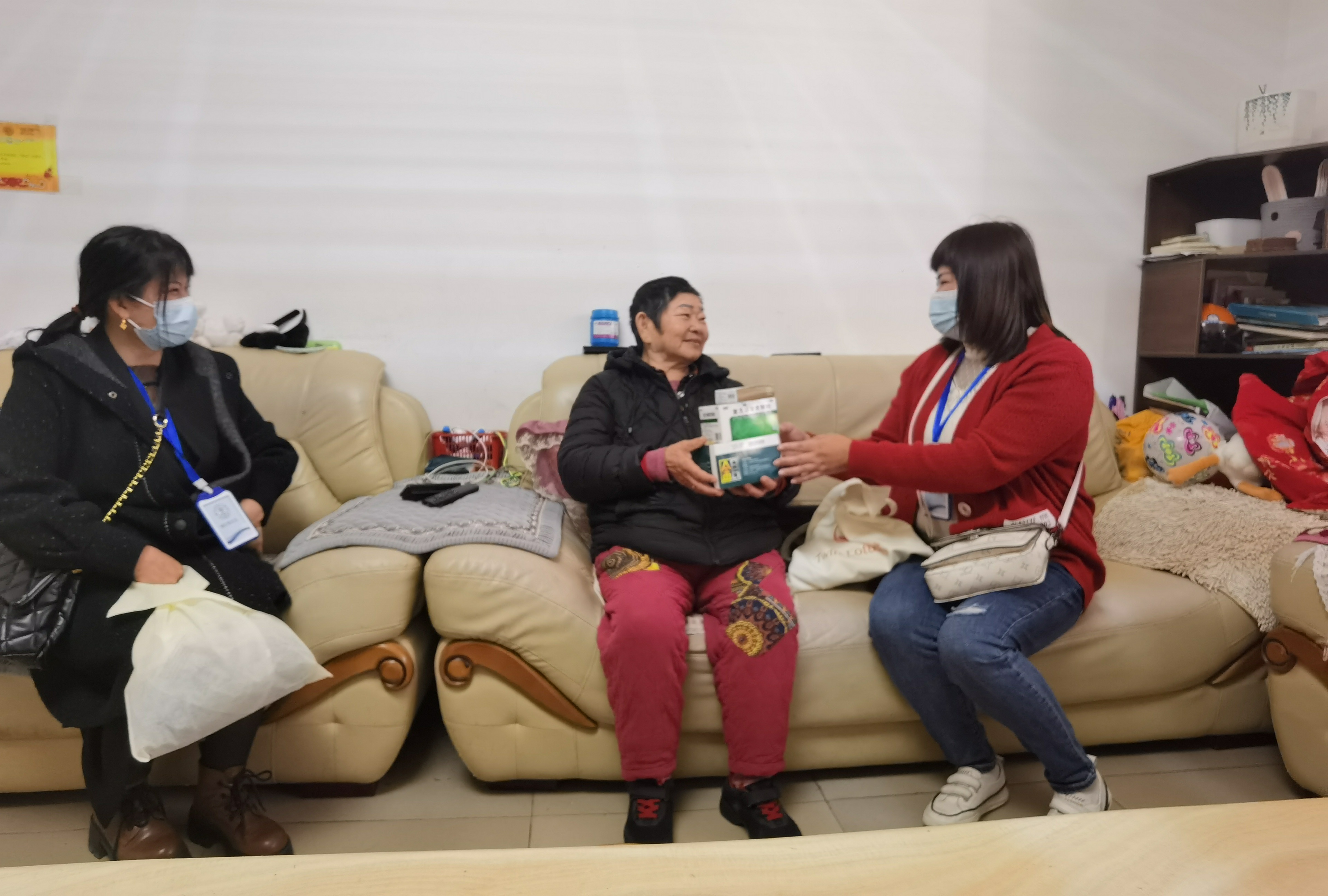 网格员协助社区新春送温暖活动,新春走基层温暖的守护者