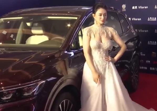 李小冉和许晴身材对比,李小冉的身材其实比柳岩还好