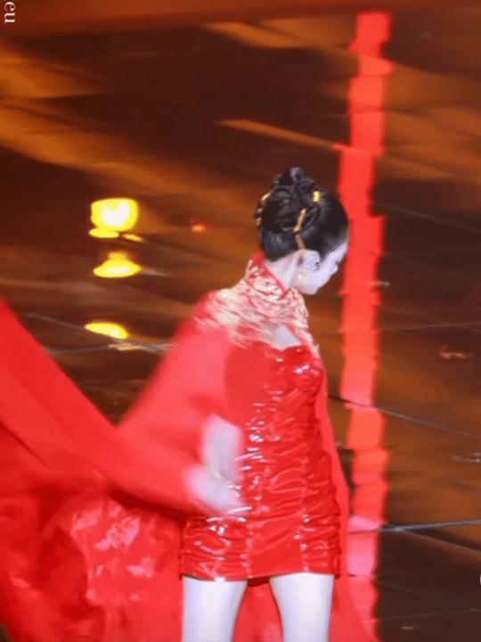 杨紫关晓彤跨年晚会造型,关晓彤2017年湖南跨年演唱会