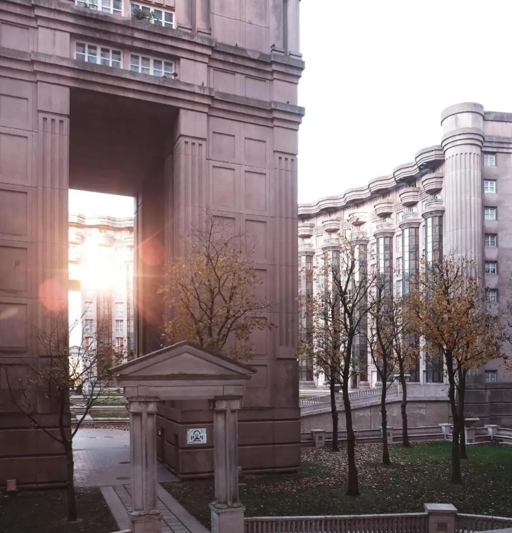 西班牙鬼才建筑师的梦幻世界,西班牙鬼才