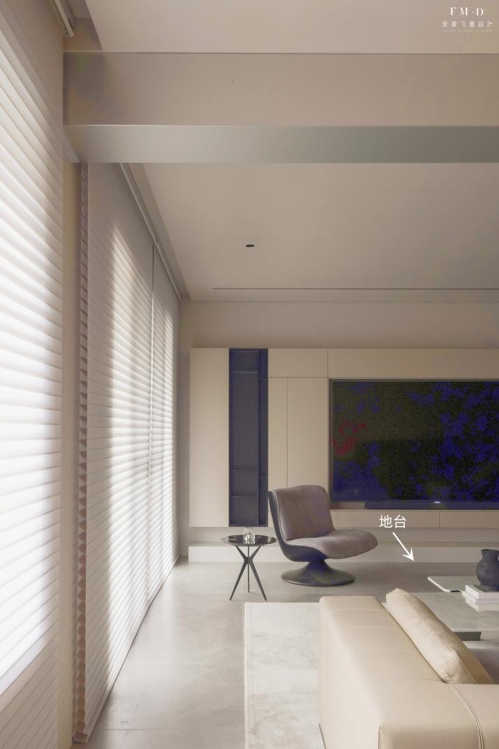 客厅白墙电视墙,电视墙有门做大白墙