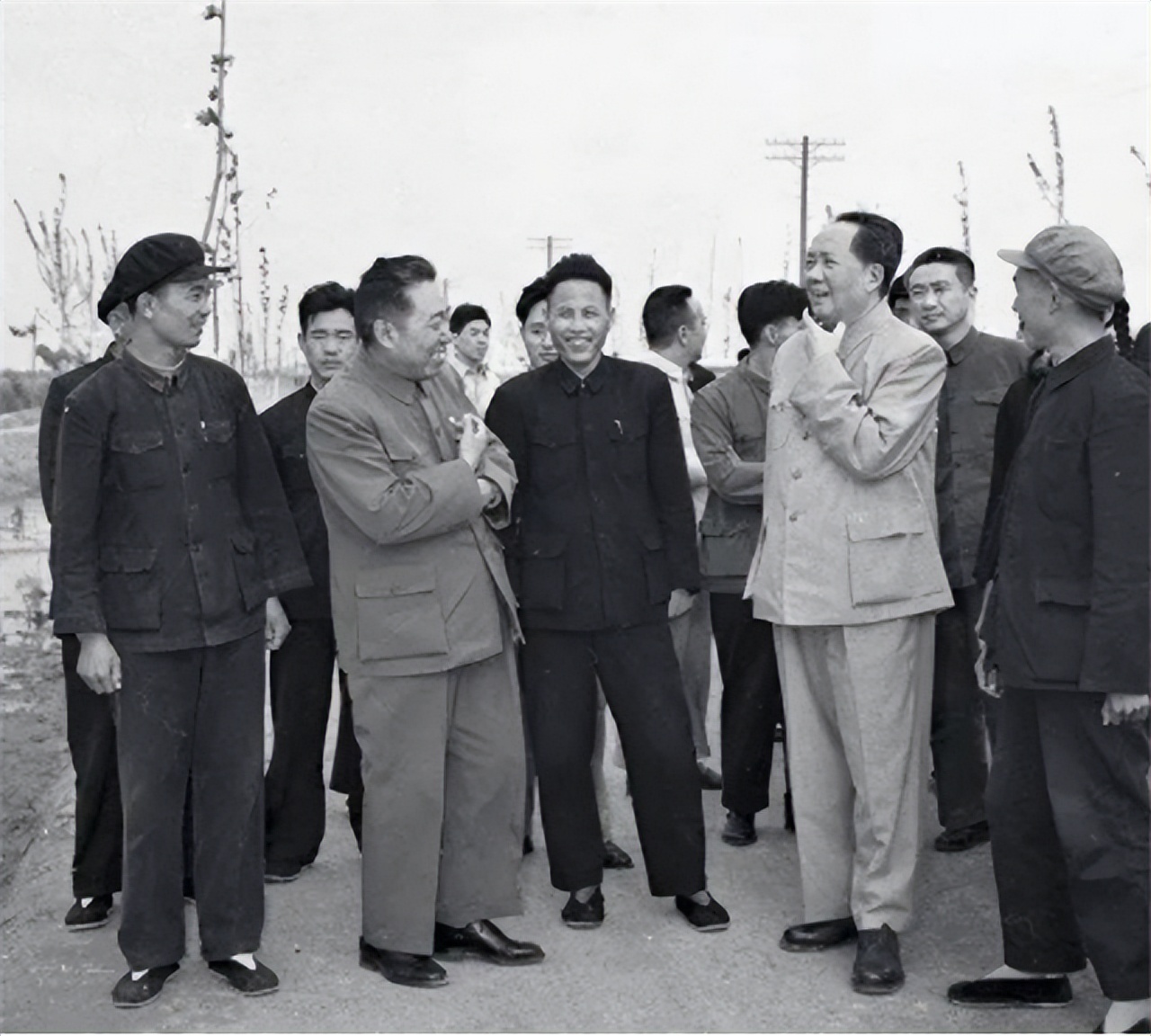 毛主席多次“戴口罩”外出，被认出后毫不避讳，与群众鱼水情深