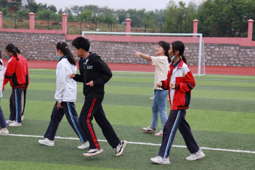 春天播种希望夏天挥洒汗水,一分播种辛勤汗水挥洒