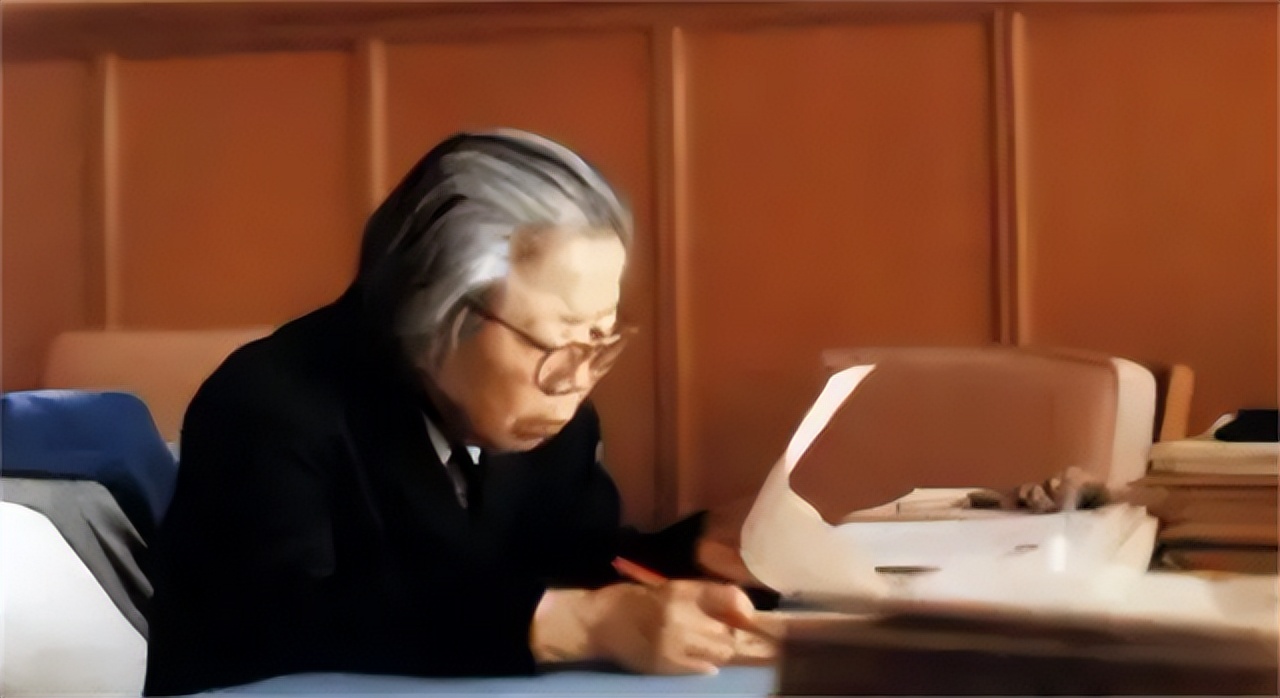 *颖超邓**去世，聂帅女儿聂力哭着扑向骨灰盒：邓妈妈再让我吻你一次