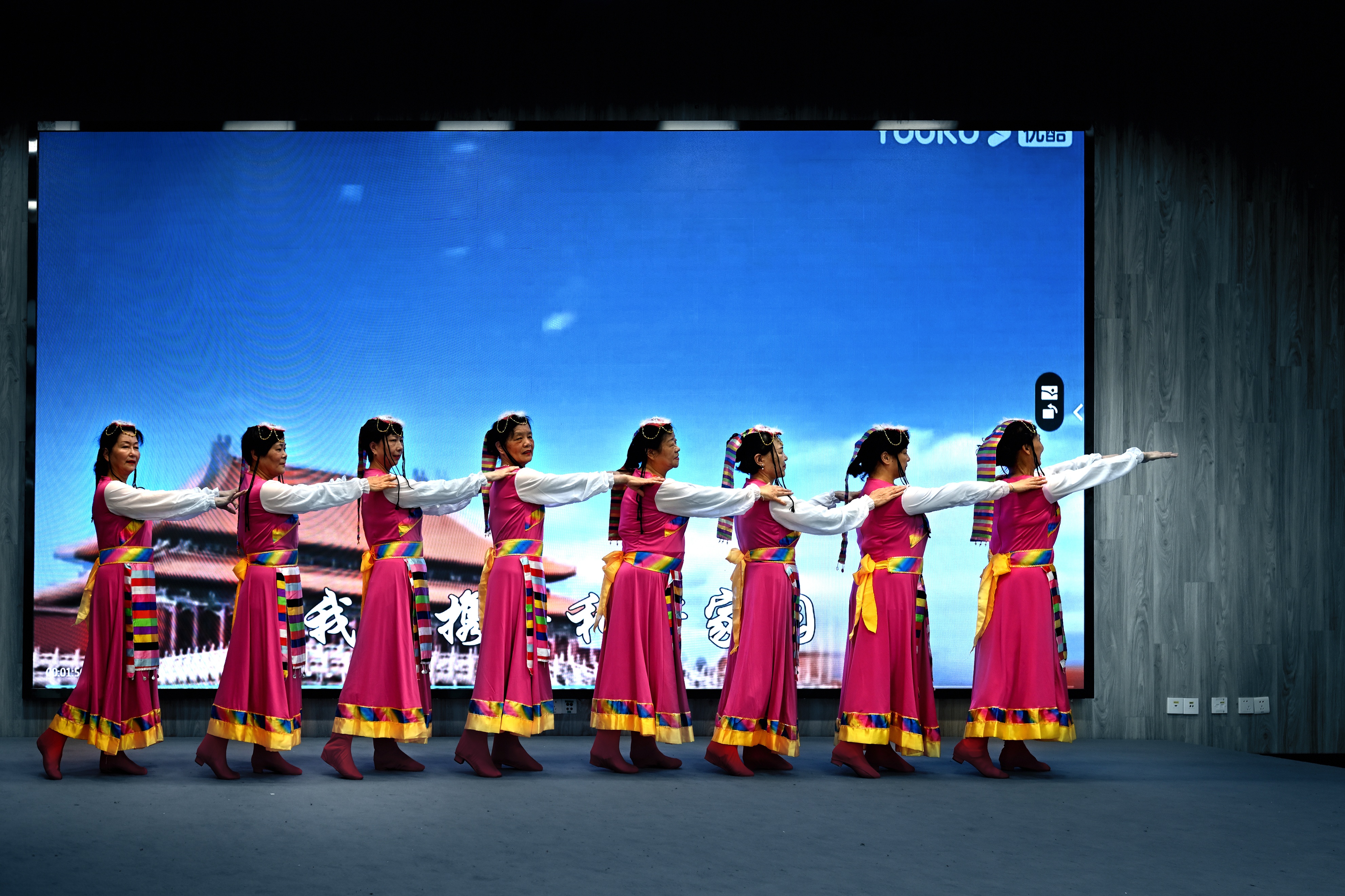 上海的老年人补贴在什么卡领取,上海的老年人相亲公园在哪