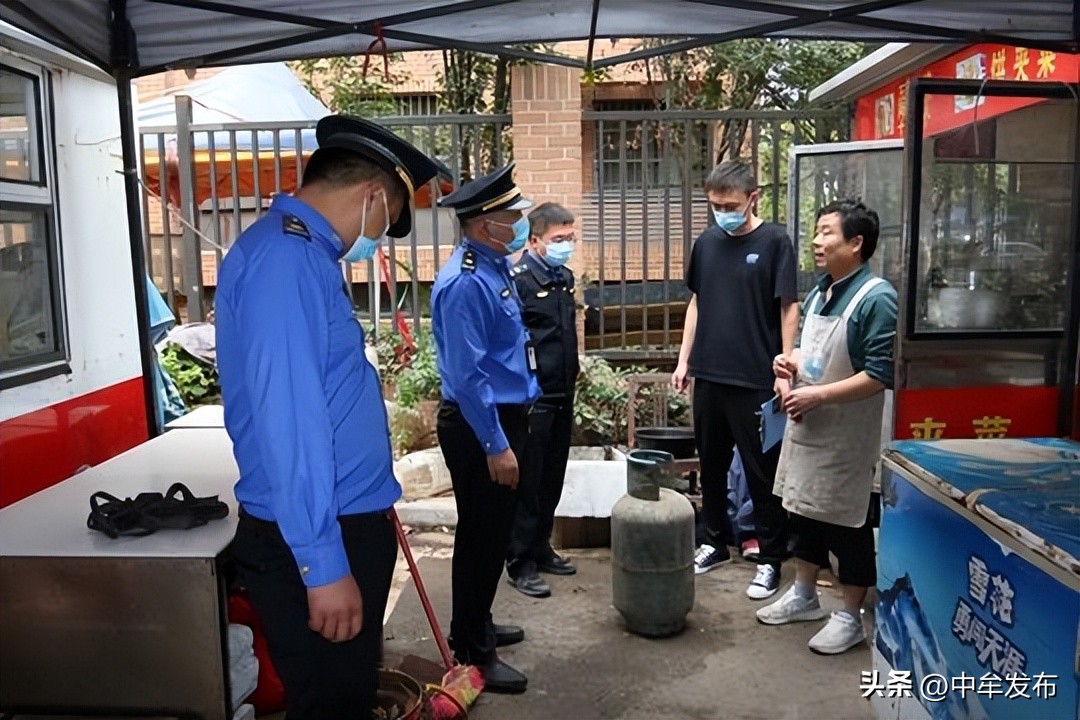 国庆我在岗交警举着小红旗,国庆我在岗警察坚守车站篇