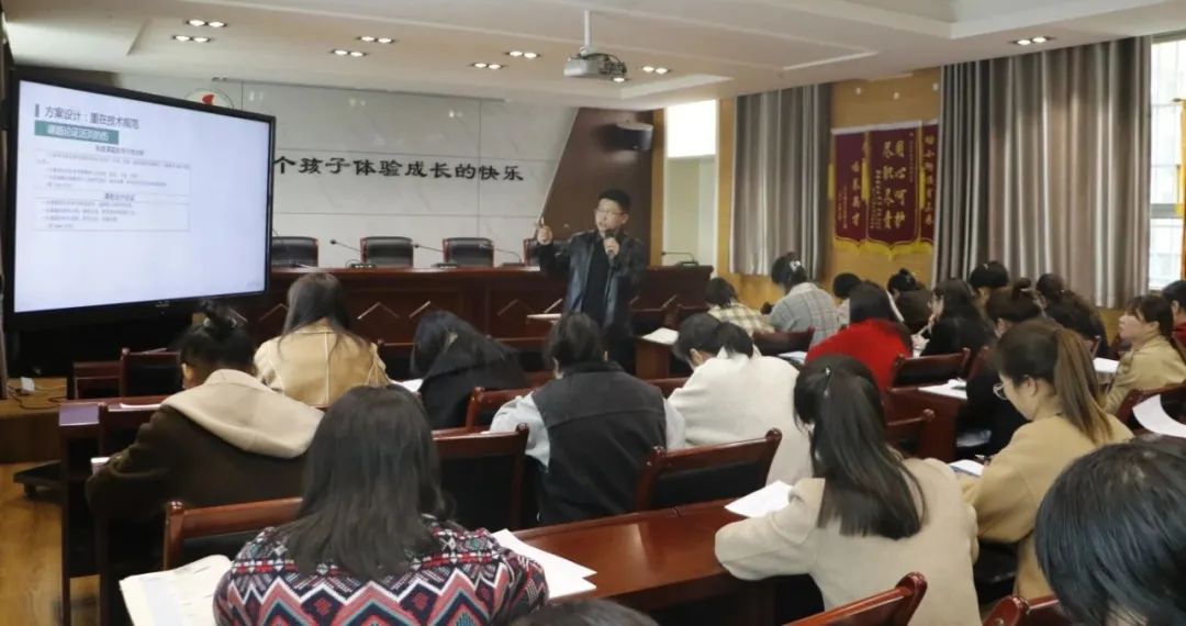 中小学课题研究培训简报,组织开展小课题研究和微课培训