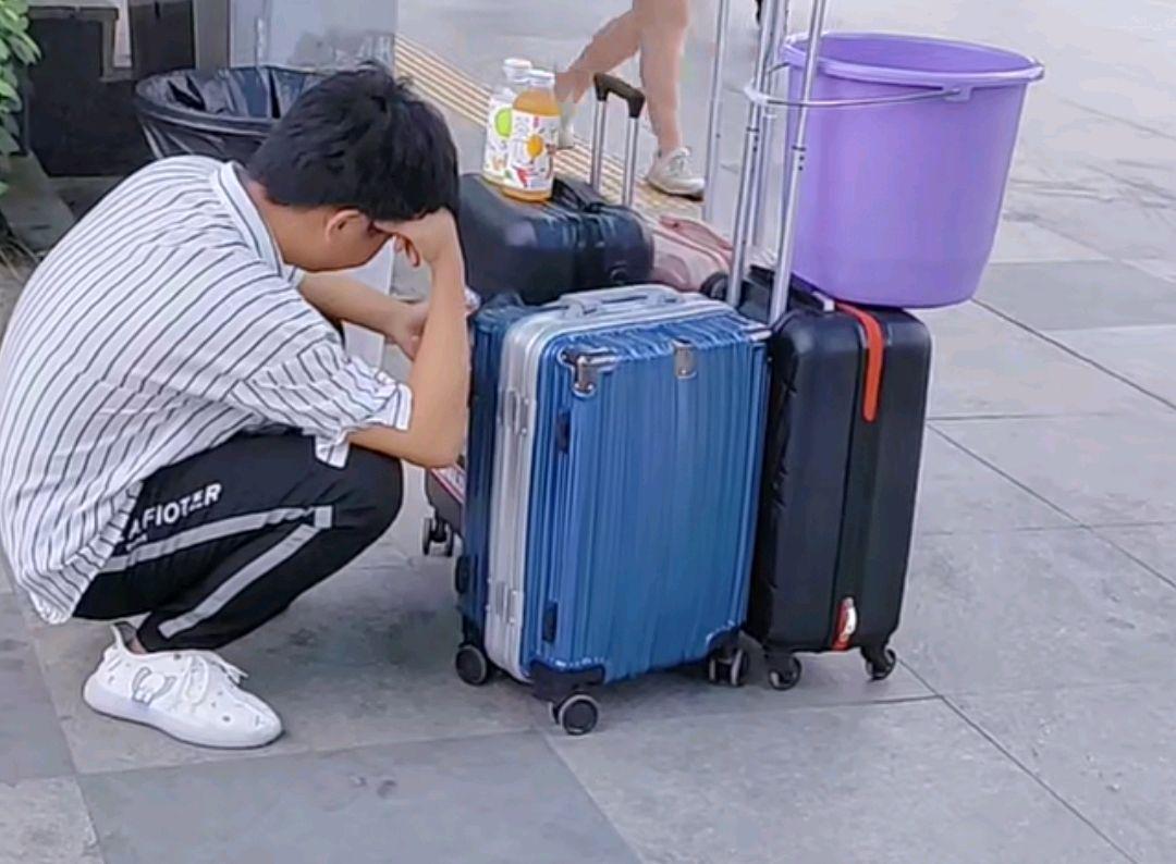 在深圳打拼工作和生活压力很大,在深圳努力拼搏为了生活