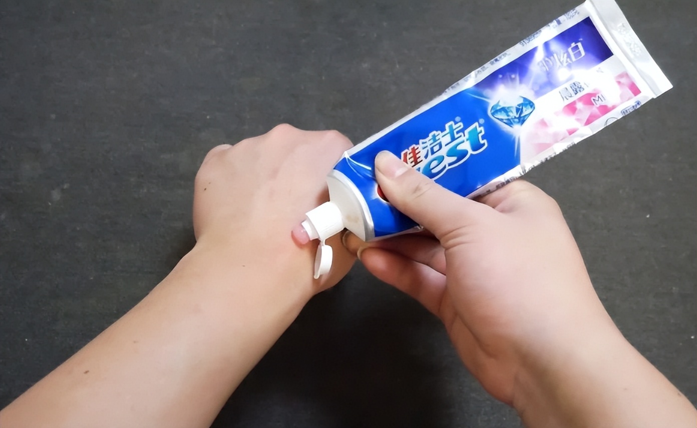 睡前在脚底抹牙膏有啥好处,睡觉把牙膏涂在脚底会怎么样