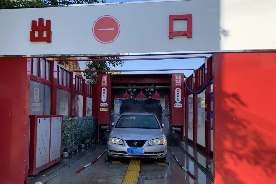 暴雨天雨水洗车,下暴雨免费洗车