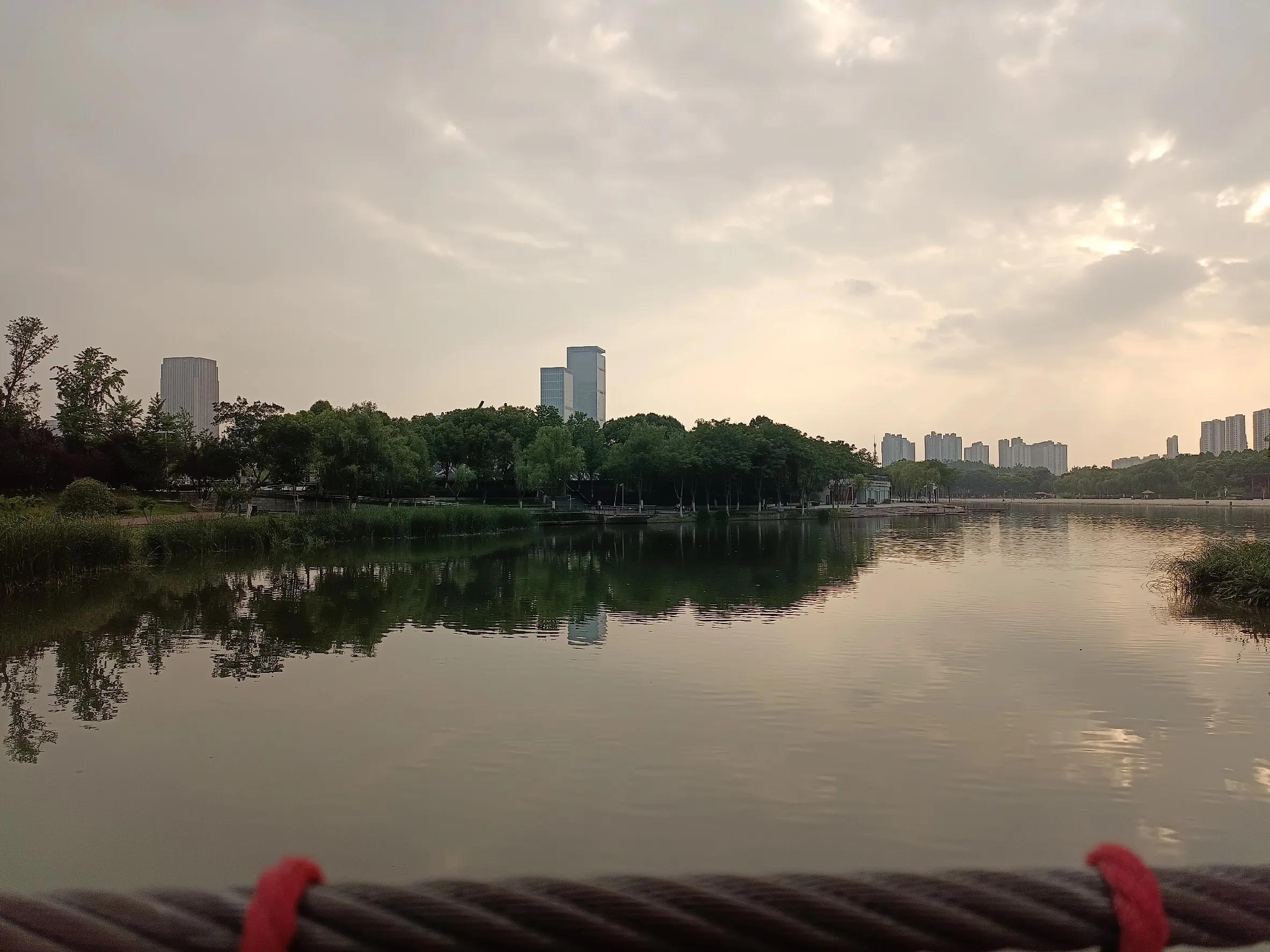 是塘西河公园的吊桥，不是高考的独木桥