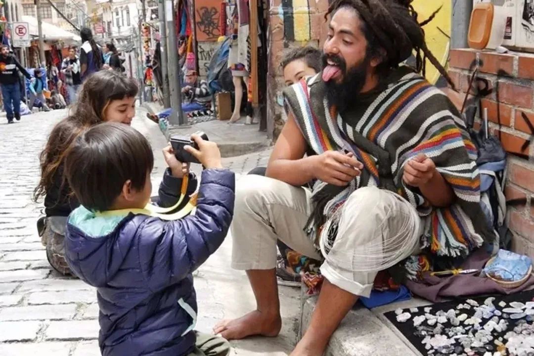 夫妻带5岁女儿和4岁儿子环游世界,夫妻带着孩子环游世界