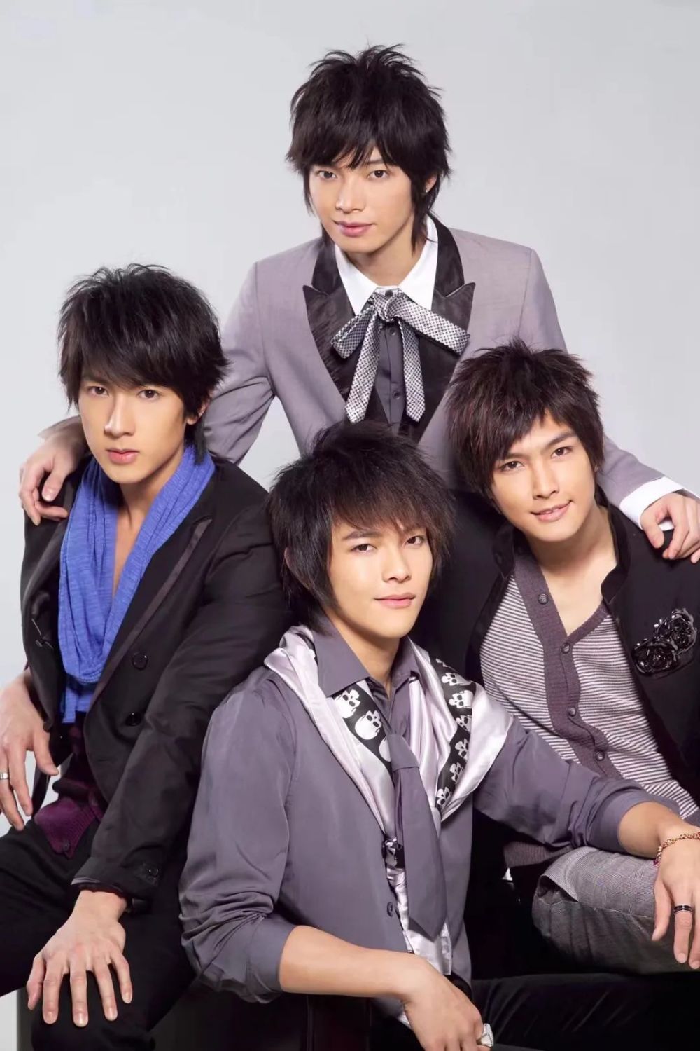 炎亚纶的同性恋风流事：痛并快乐着，看见*裤底**，无法想象！