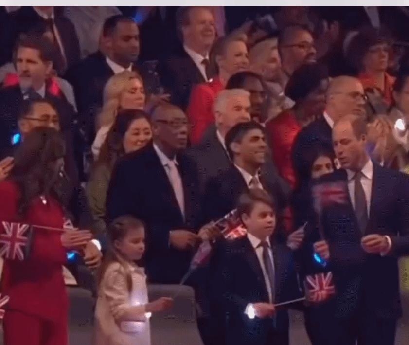 卡米拉二次加冕,卡米拉戴王冠太激动