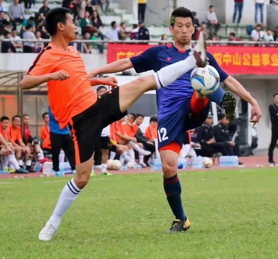 自创足球项目！影响更多孩子爱上足球！看看这位体育老师有多牛？