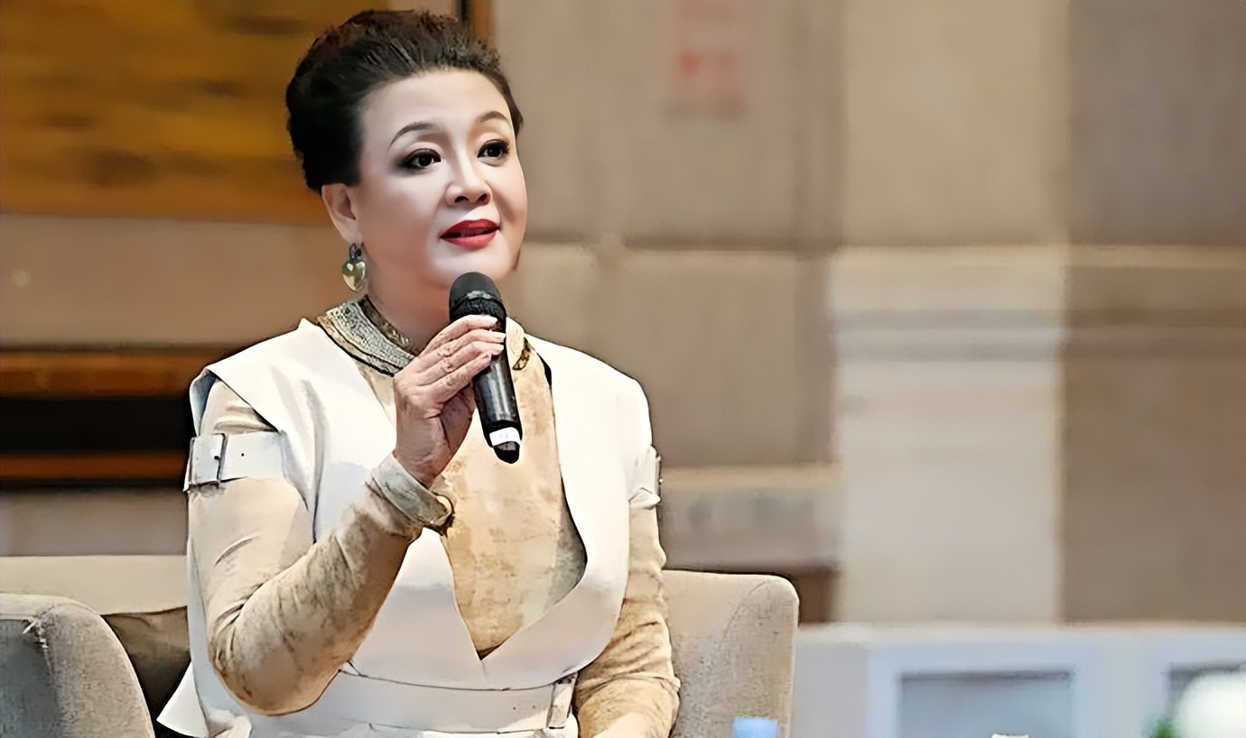 张兰直播间画图，爆料大S天价电费的原因，带货5万单小黄鱼被秒空