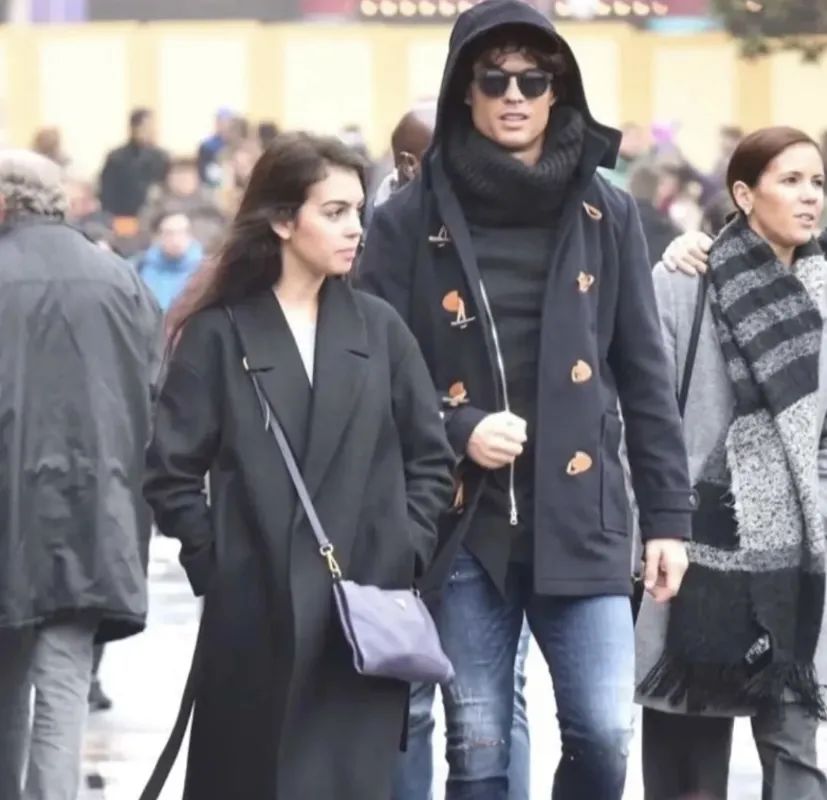 c罗与乔治娜红蓝情侣装,从柜姐到富豪女友