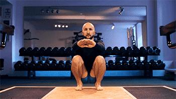 健身教练辅助女学员深蹲,辅助深蹲150kg女学员