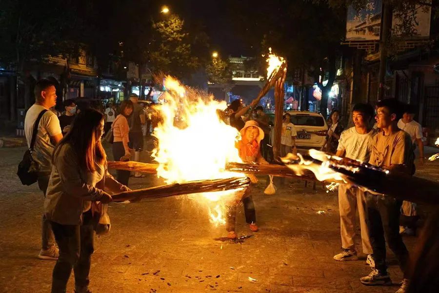 00后中国女孩在外国跳舞,中国美女在新西兰跳舞