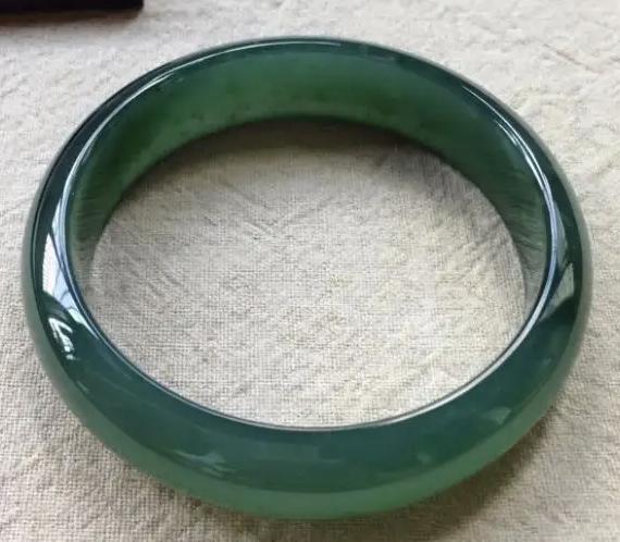 翡翠手镯表面有坑和划痕正常吗,直播间翡翠手镯被坑