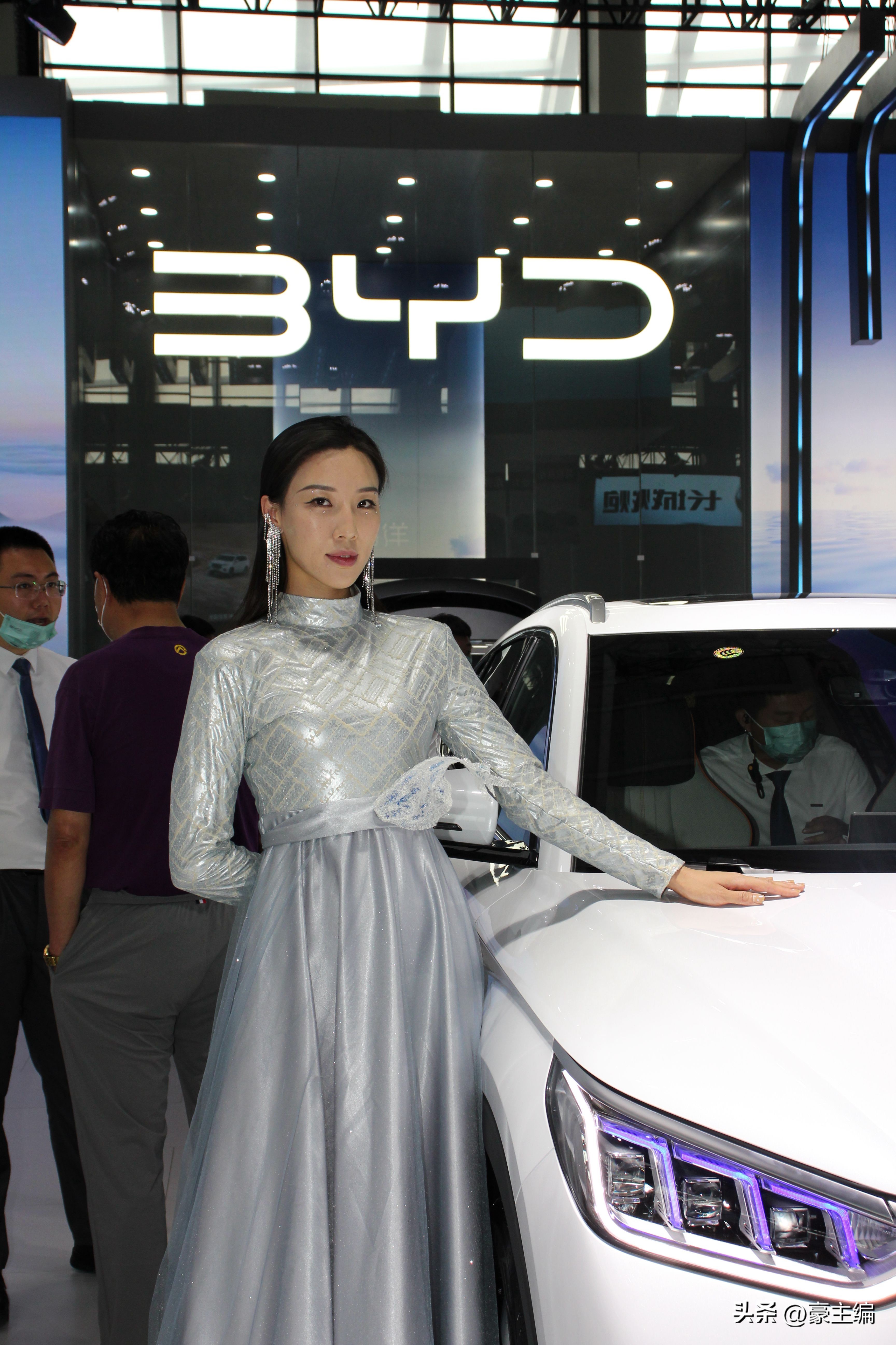 BYD车模靓丽登台，蓝色长裙清凉一夏