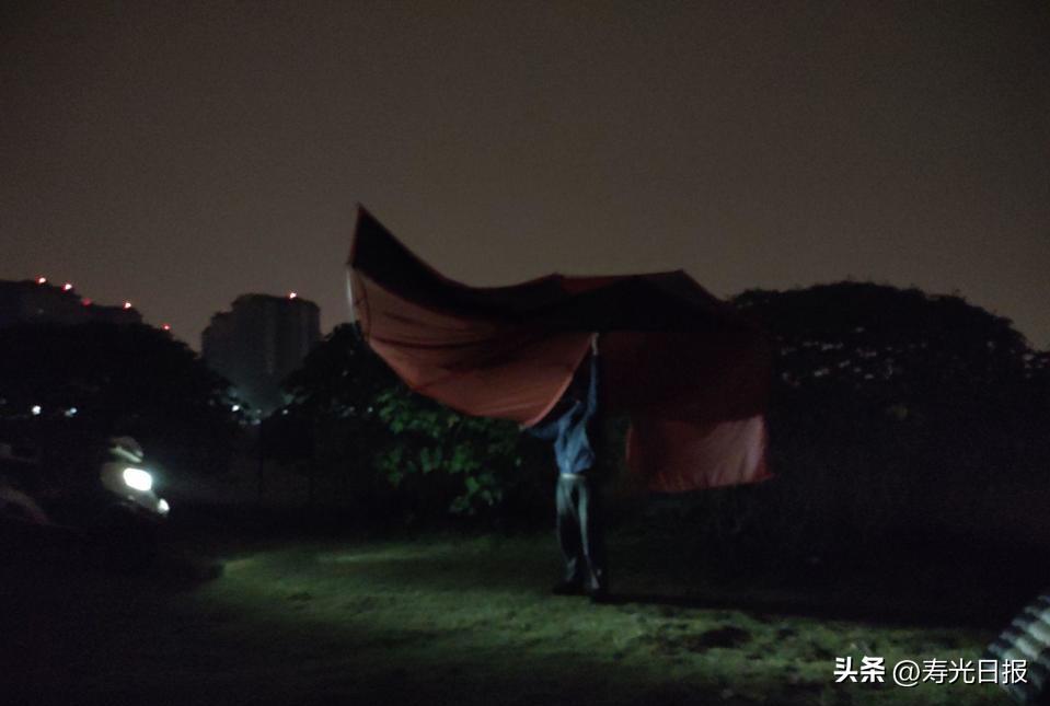 17岁小伙打工离职露宿,90后小伙放弃打工花30万