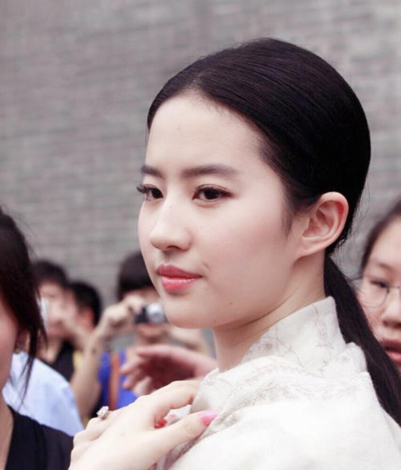 方脸大腮帮适合中分还是三七分,大饼脸中分超级简单又漂亮的发型