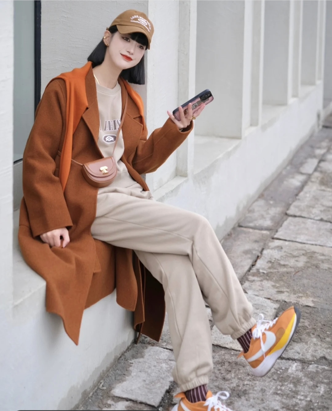 棕色的鞋子棕色大衣怎么搭配衣服,棕色大衣的穿搭技巧