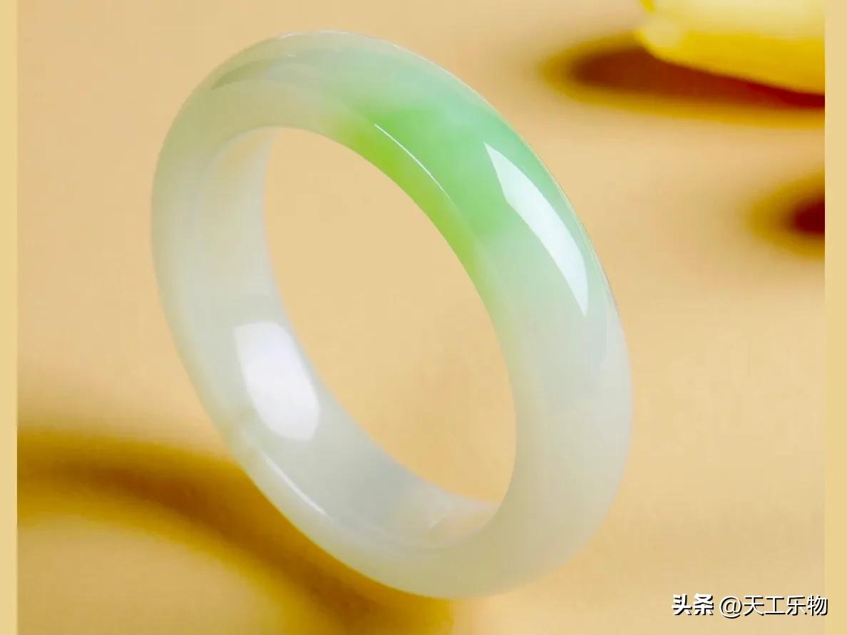 和田玉肉眼看有很多棉的手镯好吗,玉器店有玉手镯卖吗