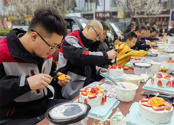 顺丰快递小哥集体过生日,顺丰快递小哥生日蛋糕