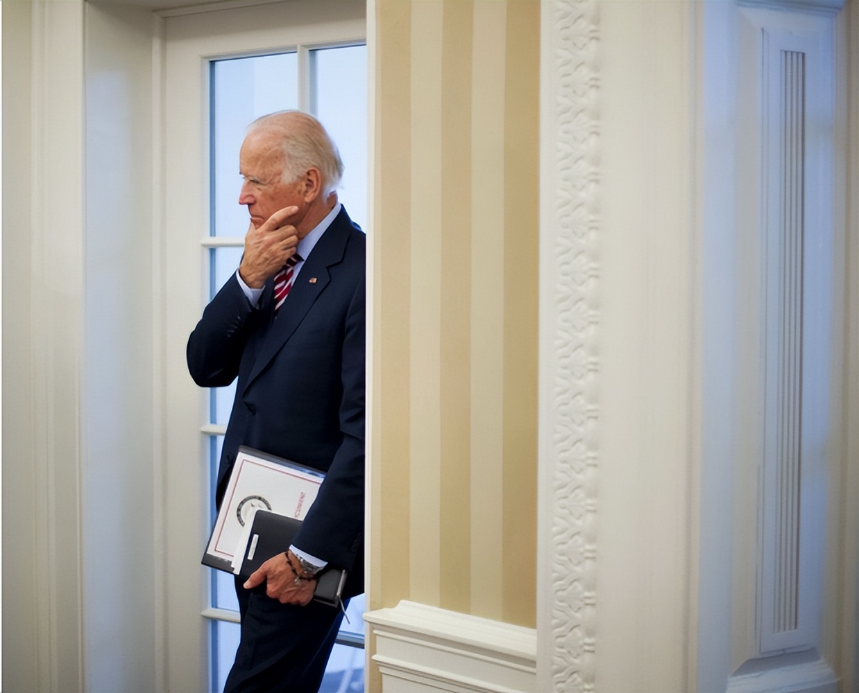 中美再度接触，秦刚只谈了30分钟就登上专机访欧，释放什么信号？