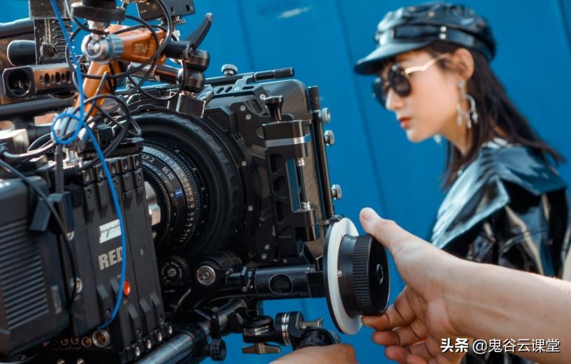 有的人说剪辑师如果只会剪辑就会饿死，剪辑师到底工作干嘛？