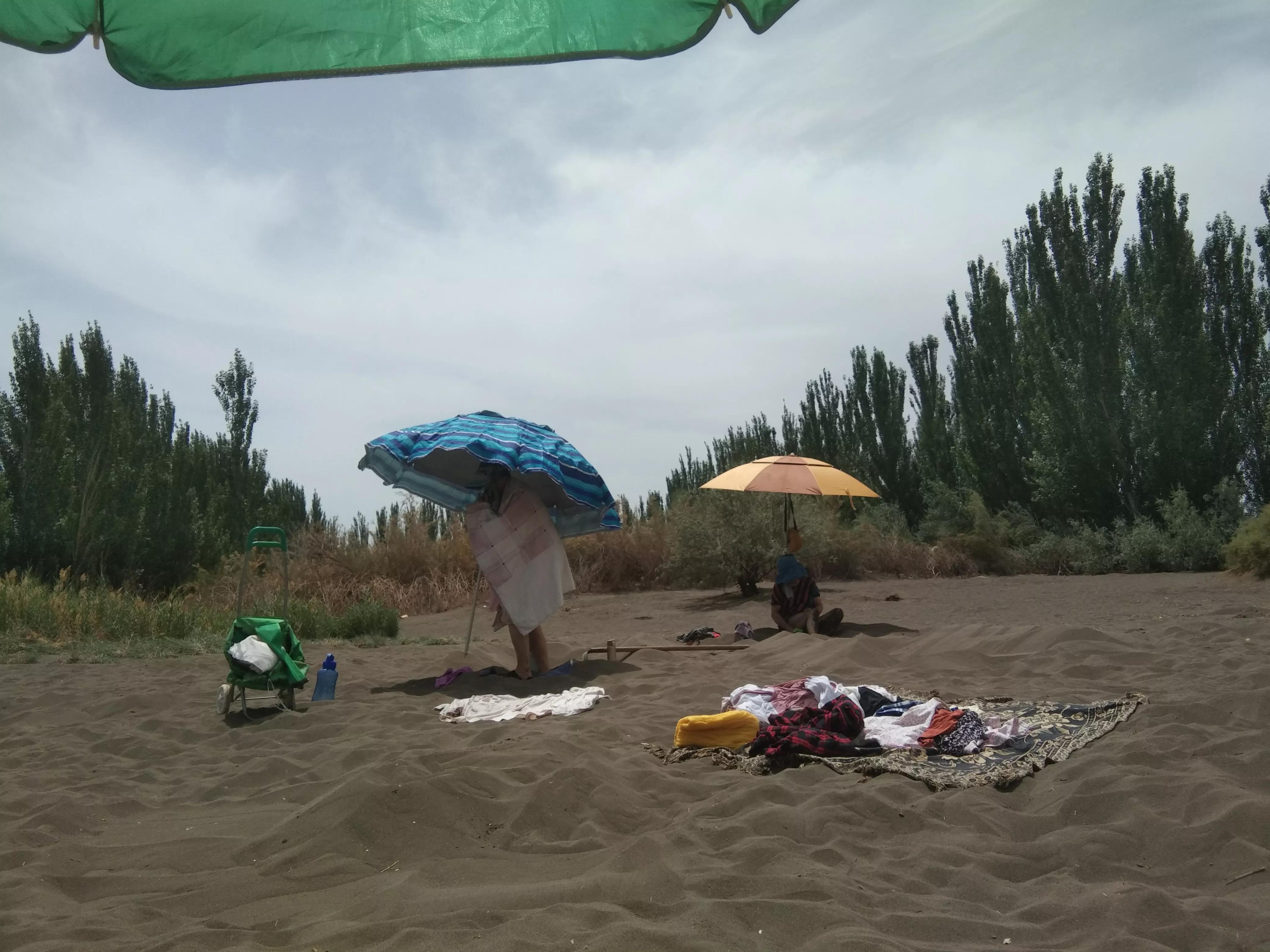 吐鲁番高温埋沙记——来了一位脸蛋红扑扑的甘肃美女