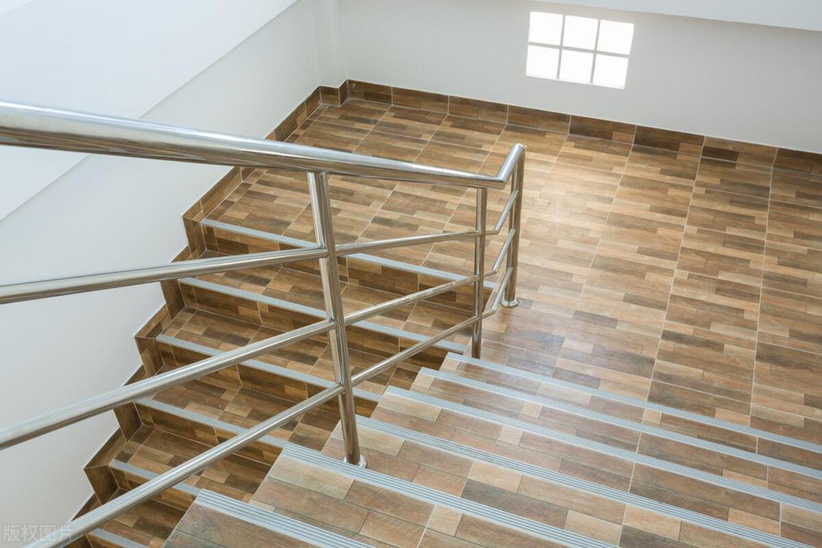 楼梯有必要装木扶手吗,楼梯一定要用石材吗