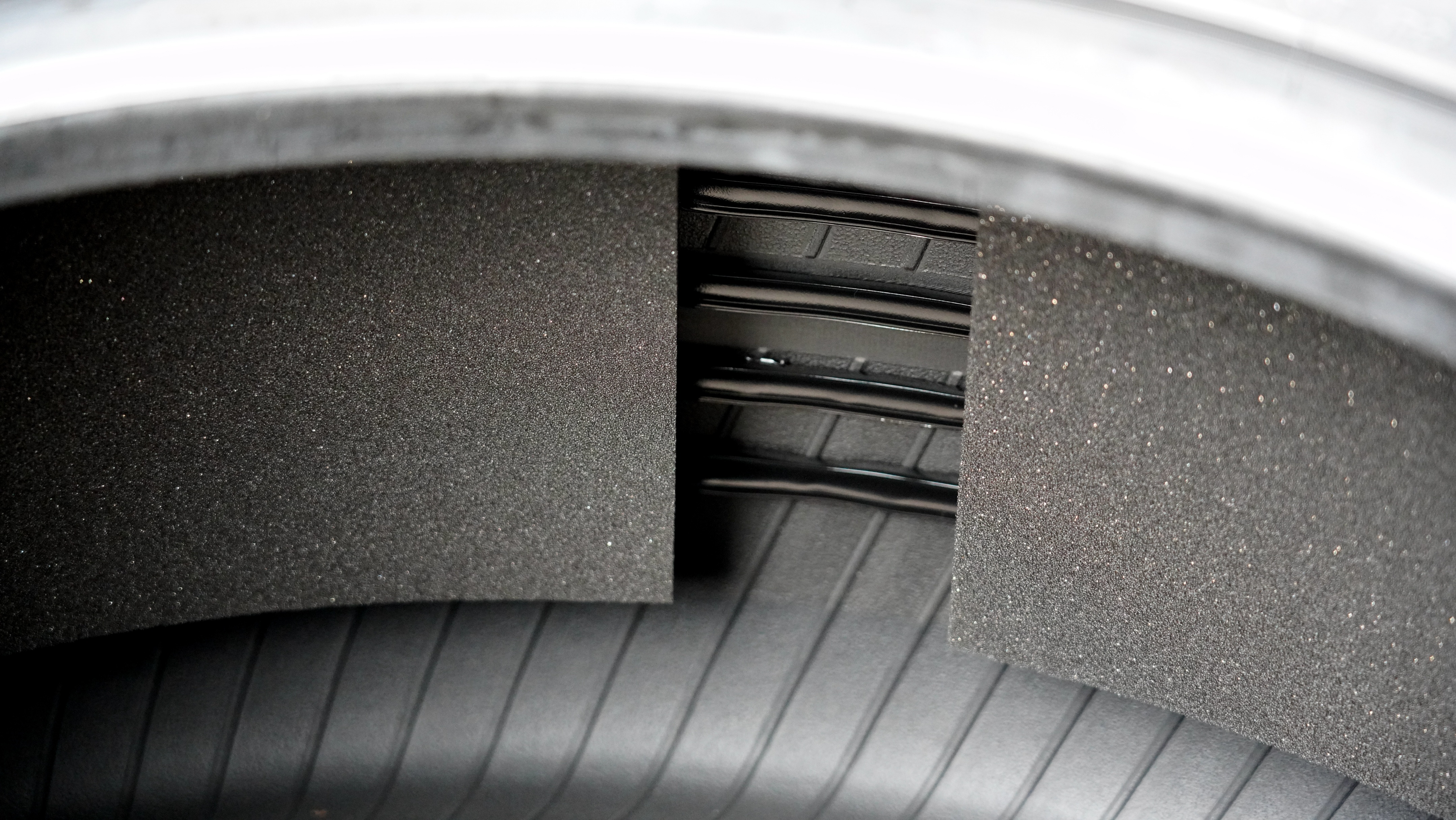 换两条雷神轮胎有静音效果不,要不要换雷神静音胎