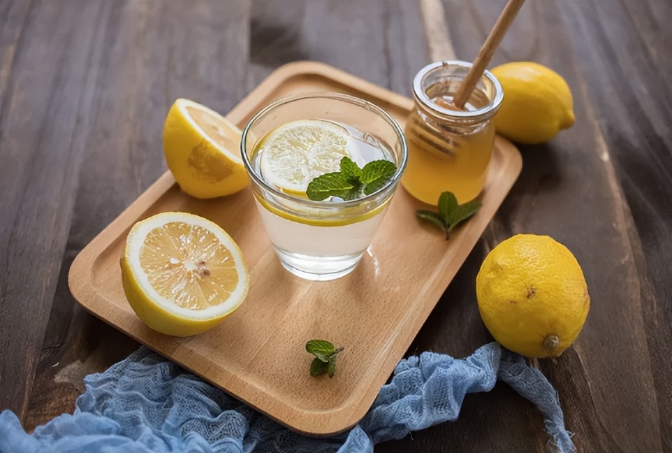 肺受伤怎么治用什么草药,秋天润肺养肺喝什么