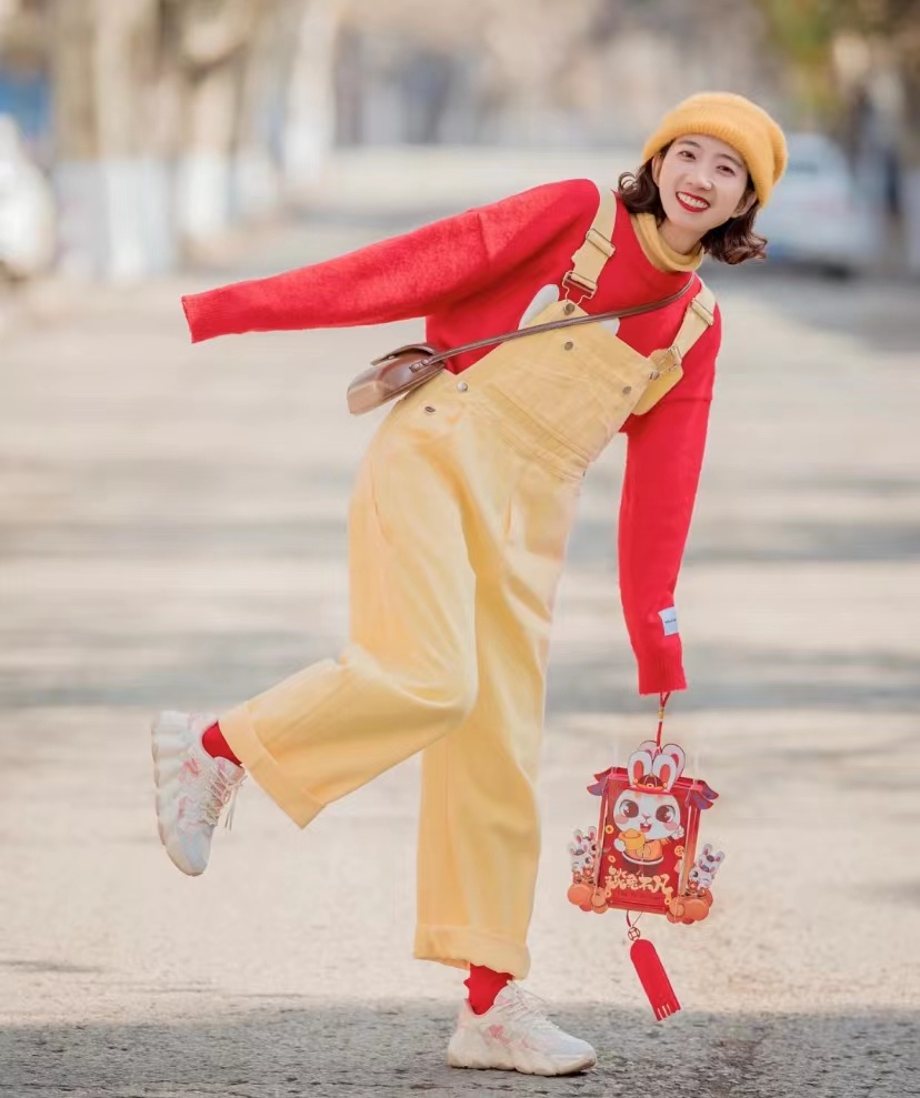 浅黄色裤子搭配什么色上衣好看,黄色裤子搭配什么颜色上衣高级感