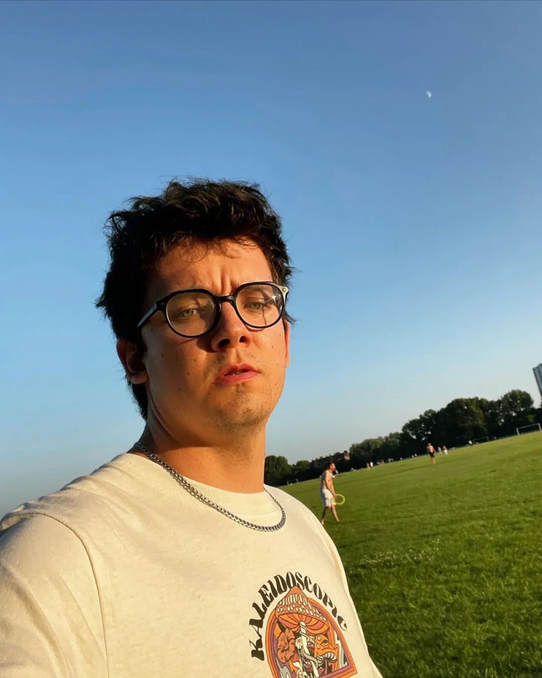 他出演《性教育》四年，颜值悄悄变残，网友叹一胖毁所有