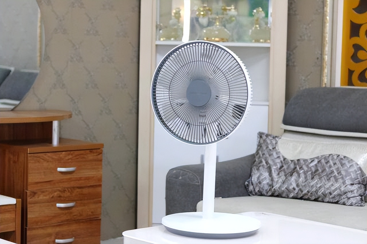 三叶风扇和五叶风扇哪个吹得远,三叶风扇和五叶风扇哪个送风远