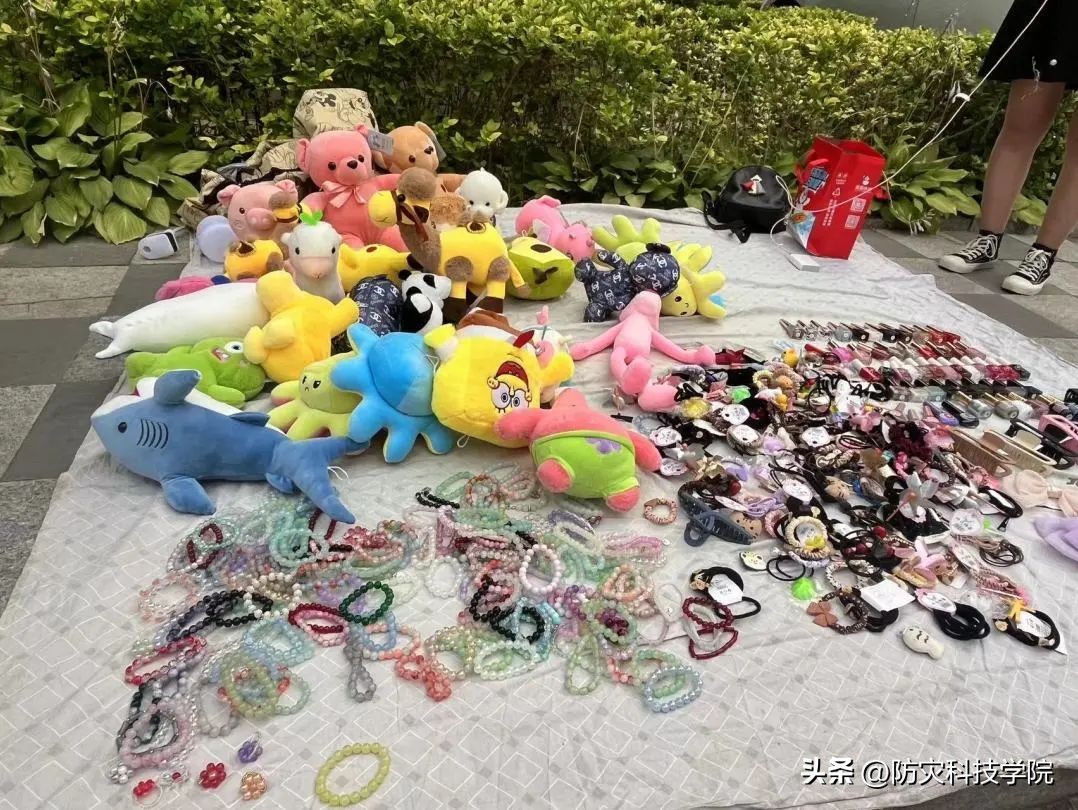 毕业季高校跳蚤市场火爆,大学毕业季活动跳蚤市场
