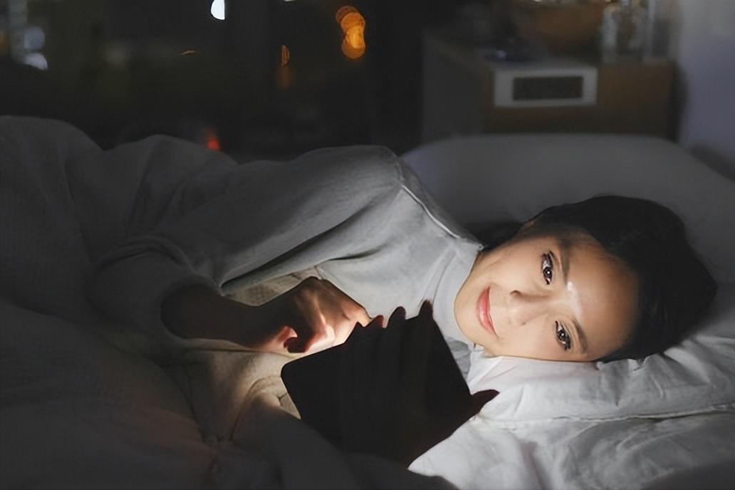 女人裸睡养生先要了解这些禁忌,女人睡觉时需脱下三样东西