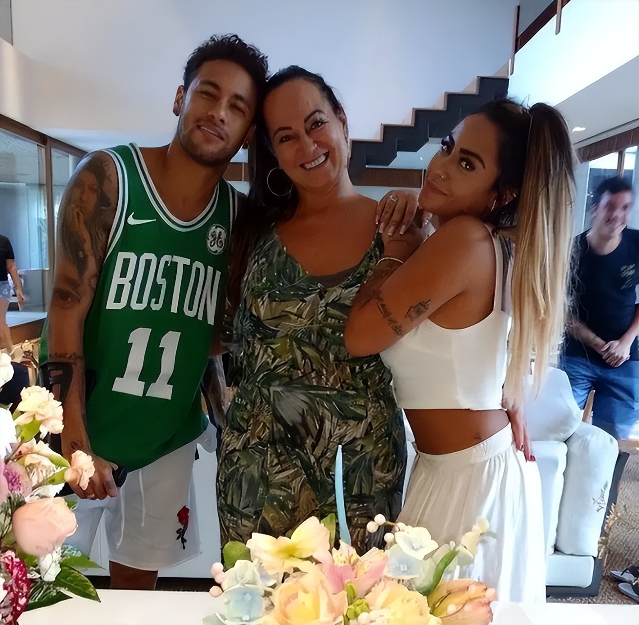 内马尔年轻的时候腹肌,内马尔恋情