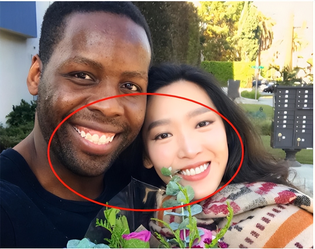 李立群32岁女儿,长得白白净净,与黑人大哥恋爱,同框合照没法看