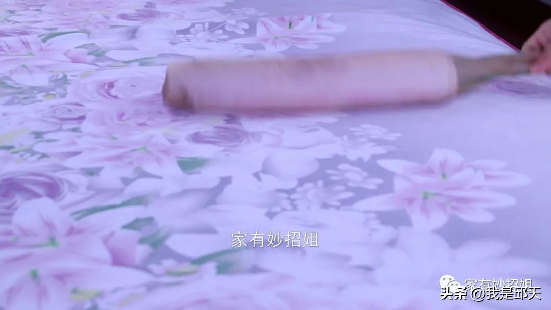 扫把粘在头发上怎么去除,家里头发灰尘多怎么办